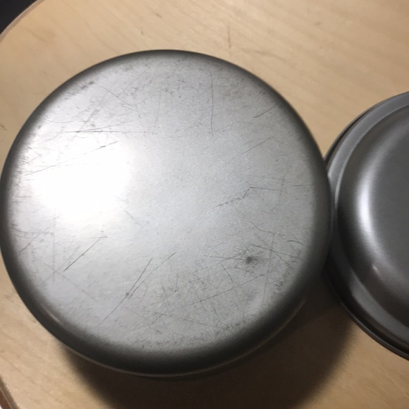 2 round metal containers - Picture 4 of 8